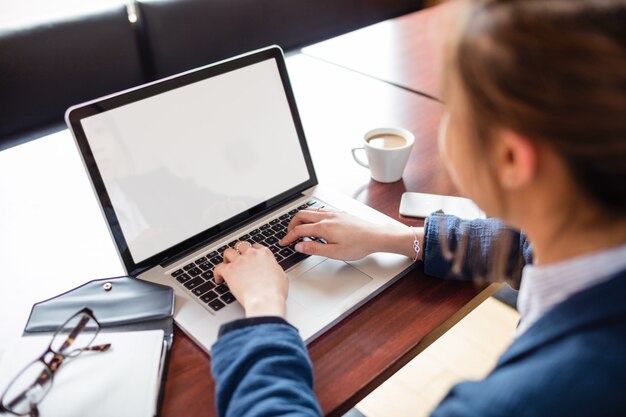 Donna che utilizza computer portatile al college