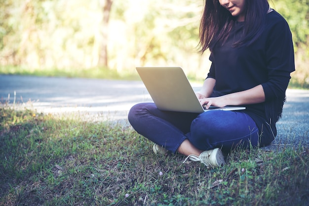 Donna che utilizza computer portatile