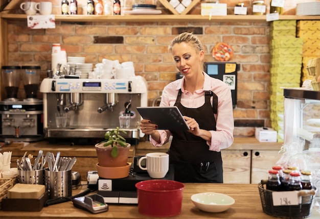 donna che utilizza computer tablet nella caffetteria