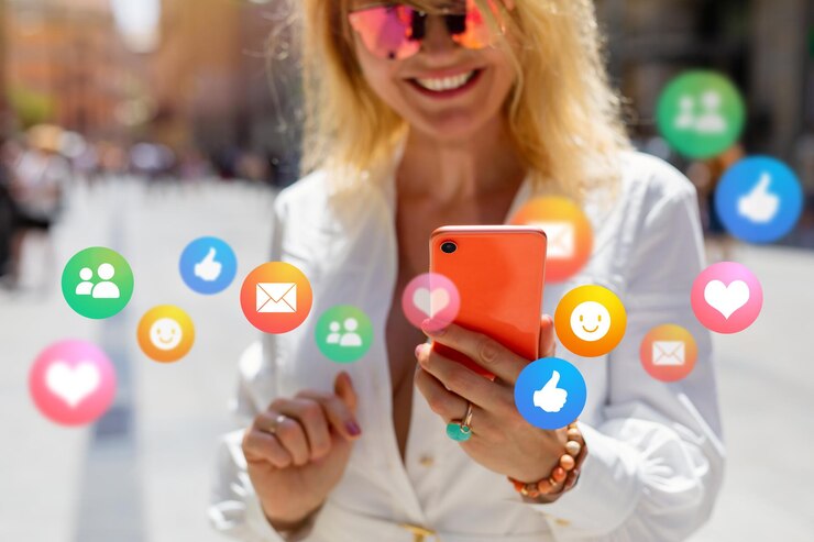 Donna che utilizza diversi servizi di social media sul suo telefono