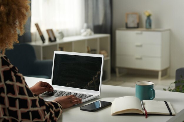 Donna che utilizza il laptop per il lavoro online