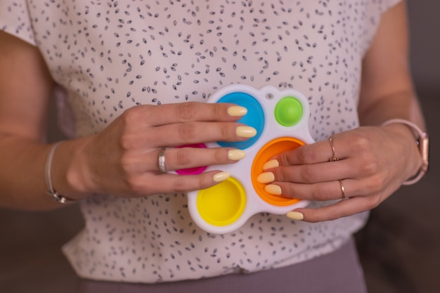 Donna che utilizza il primo piano del giocattolo di pop it fidget.