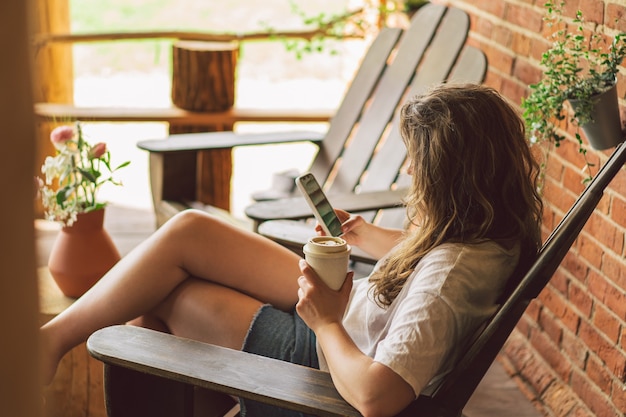 Donna che utilizza il telefono cellulare il concetto di mobilità lifestyle e moderne tecnologie di comunicazione wireless...