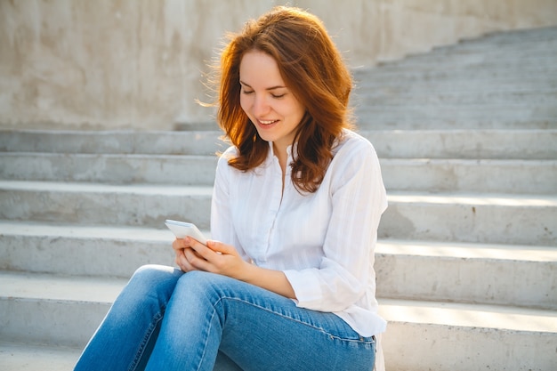 Donna che utilizza il telefono cellulare