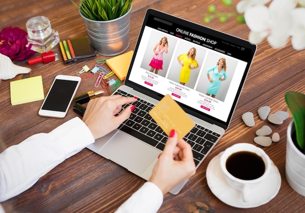 Donna che utilizza la carta di credito durante lo shopping online