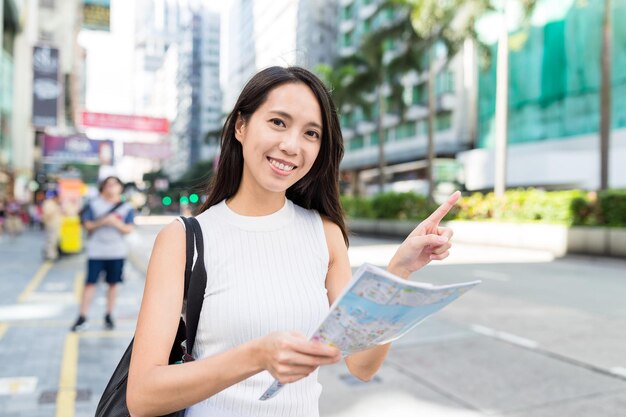 Donna che utilizza la mappa della città di Hong Kong