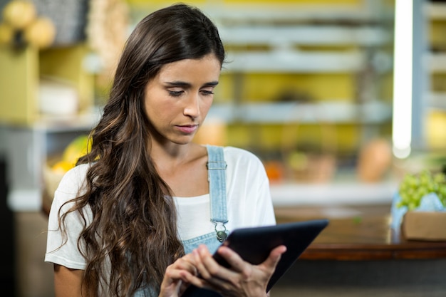 Donna che utilizza la tavoletta digitale