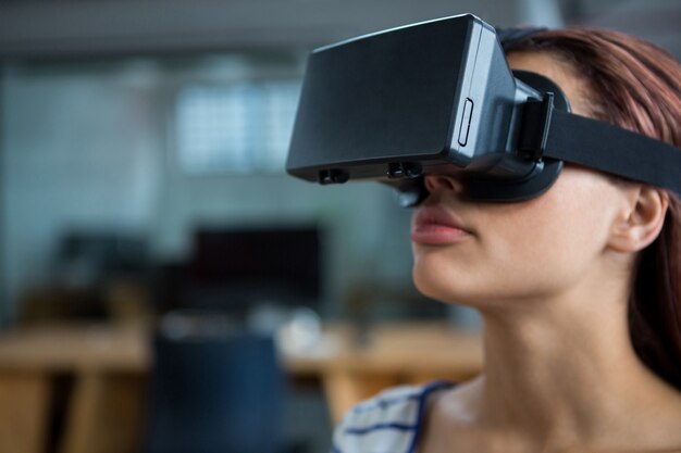 Donna che utilizza le cuffie da realtà virtuale