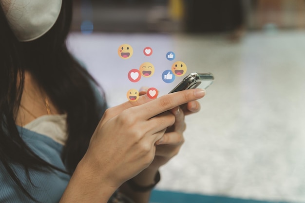 Donna che utilizza lo smartphone mobile Messaggio di chat sui social media e concetto online di Internet della rete di marketing