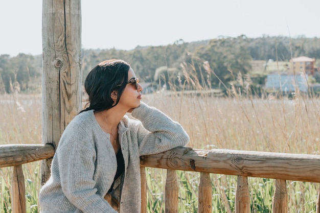 Donna che utilizza occhiali da sole sorridente