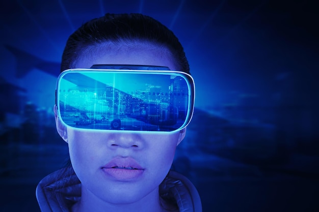Donna che utilizza occhiali VR Realtà aumentata tecnologia futura