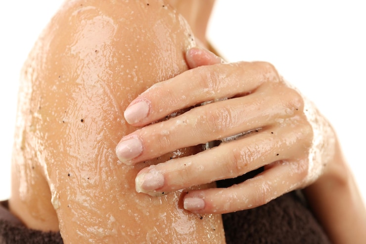 Foto donna che utilizza scrub corpo isolato su bianco