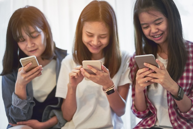 Donna che utilizza smartphone per l&#39;applicazione sul tavolo nella sala.