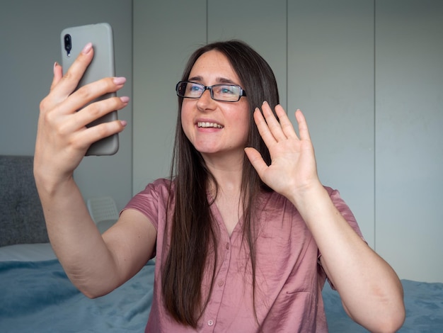 Donna che utilizza smartphone sul letto