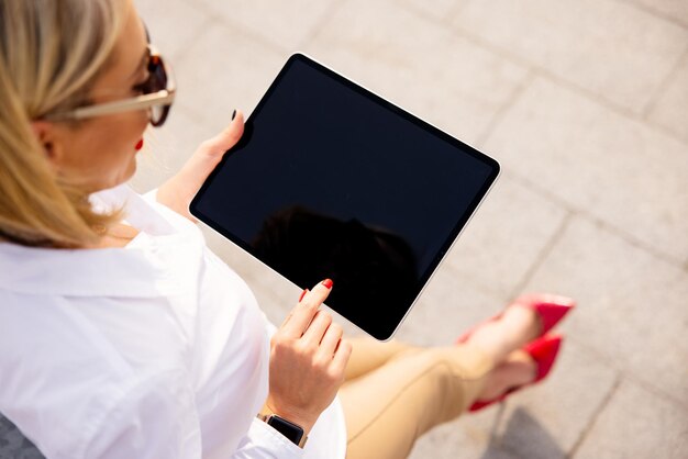 Donna che utilizza tablet all'aperto vista dall'alto