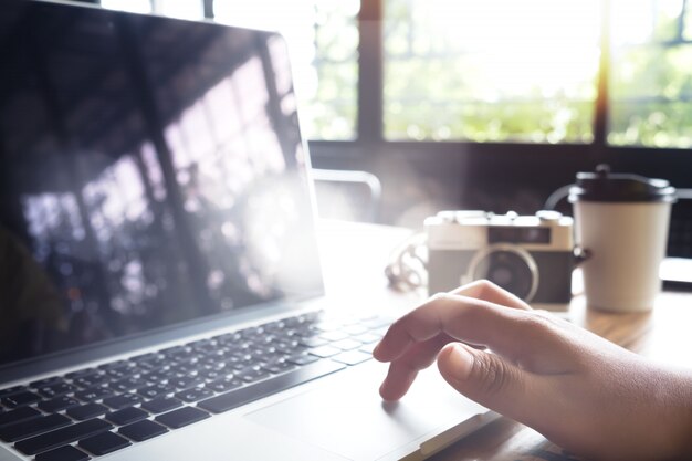 Donna che utilizza un computer portatile nel caffè