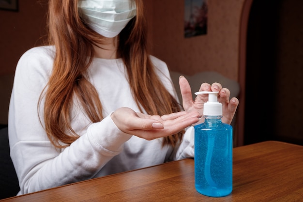 Donna che utilizza un disinfettante per le mani