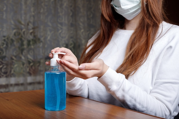 Donna che utilizza un disinfettante per le mani