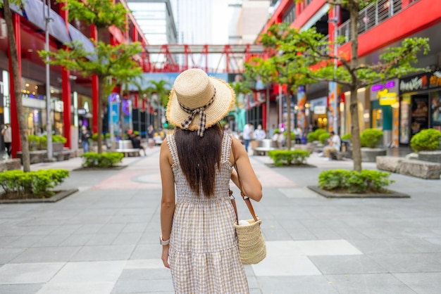 Donna che va a fare shopping nel quartiere commerciale di Taipei