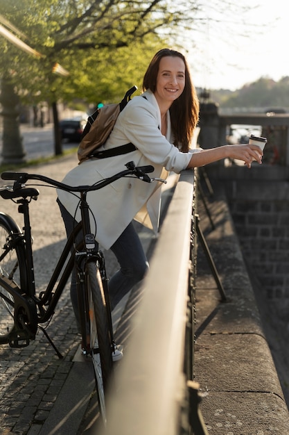 Donna che va a lavorare in bicicletta