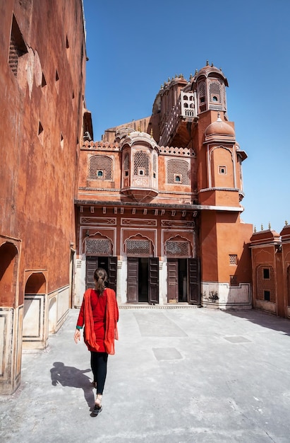 Donna che va al Palazzo del Rajasthan