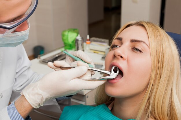 Donna che vede un dentista