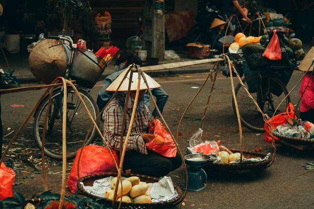 Donna che vende frutta al mercato