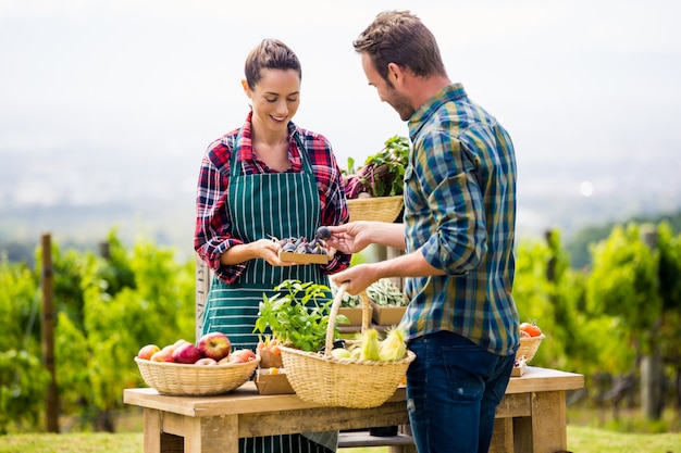 Donna che vende verdure biologiche all'uomo