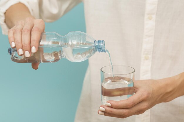 donna che versa acqua in un bicchiere di alta qualità e risoluzione bellissimo concetto fotografico