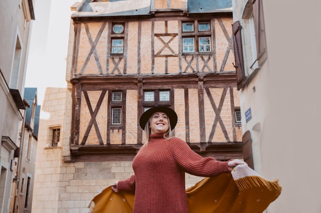 Donna che viaggia attraverso Angers, la città medievale europea