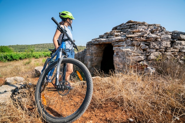 Donna che viaggia in bicicletta a Hvar, in Croazia.