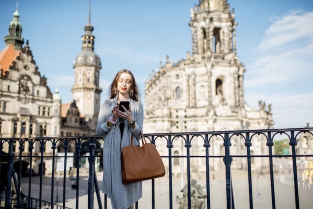 Donna che viaggia nella città di Dresda, Germania