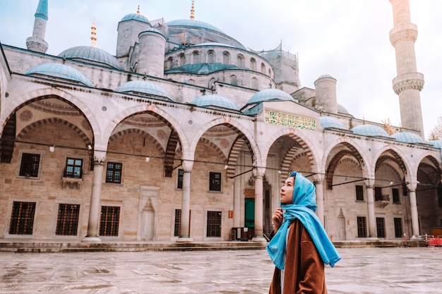 Donna che viaggia nella moschea blu di Istanbul, Turchia