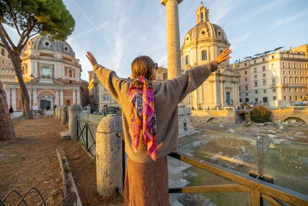 Donna che visita il foro romano mentre viaggia a roma