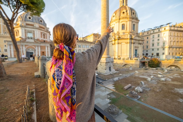 Donna che visita il foro romano mentre viaggia a roma