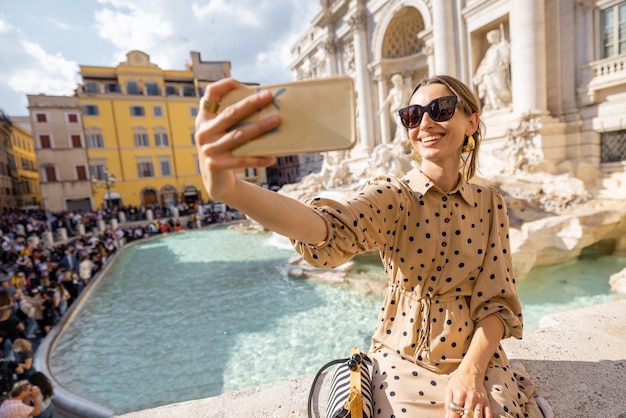 Donna che visita la famosa fontana di trevi a roma