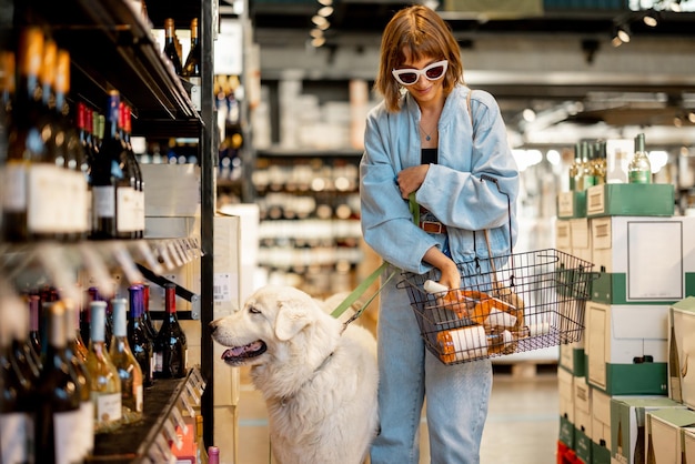 Donna che visita un negozio di vini con il suo cane