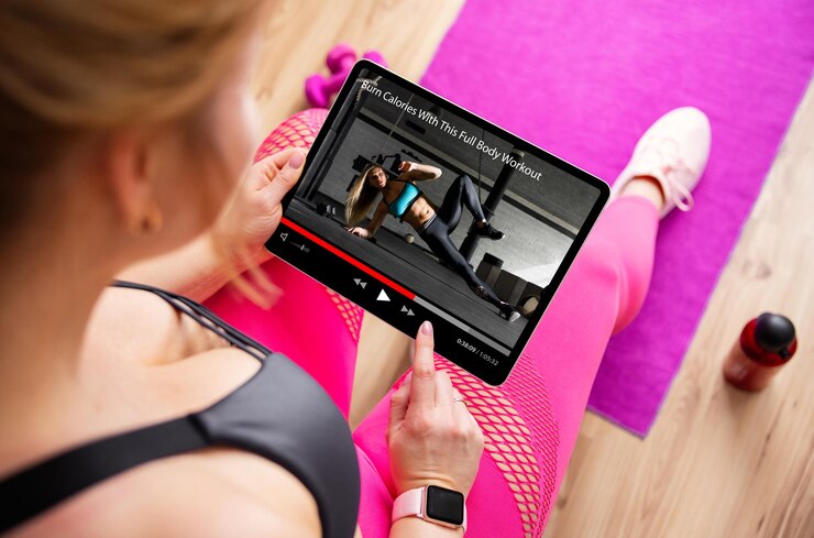 Donna che visualizza video di allenamento didattico sul tablet PC
