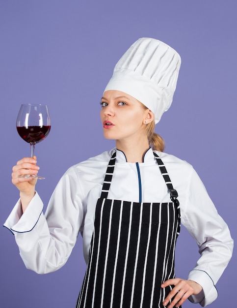 Donna chef beve bicchiere da vino Abile sommelier prova vino valutando la qualità del vino Cantina vini