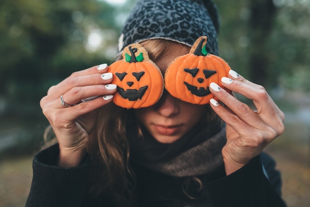 &quot;Donna chiudendo faccia con i biscotti di Halloween&quot;