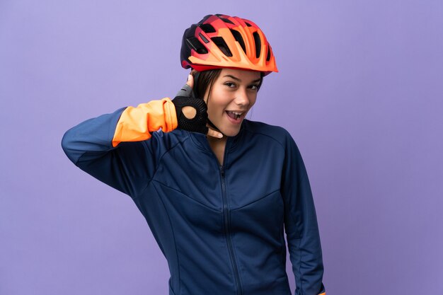 donna ciclista che fa il gesto del telefono. Richiamami segno