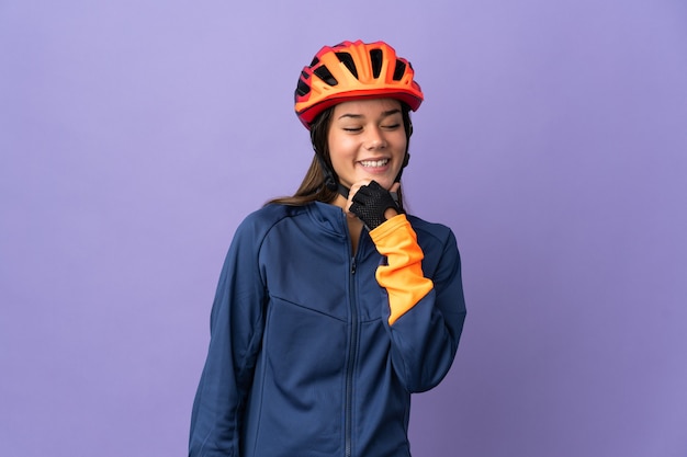 donna ciclista che guarda al lato e sorridente