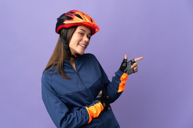 donna ciclista che punta il dito di lato