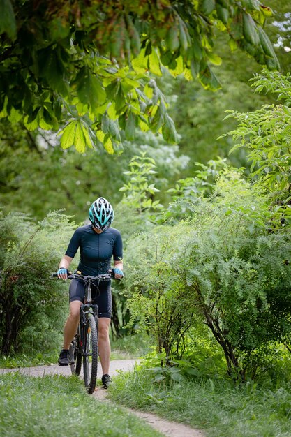 Donna ciclista professionista in un parco