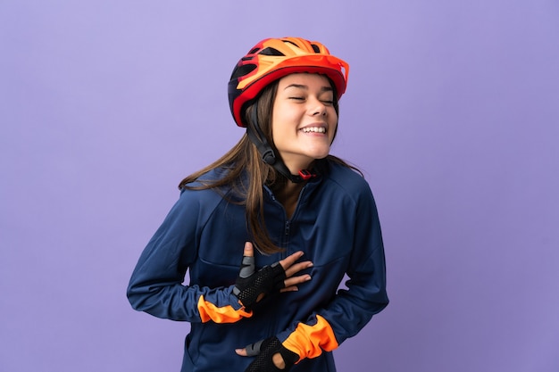 donna ciclista sorridente molto