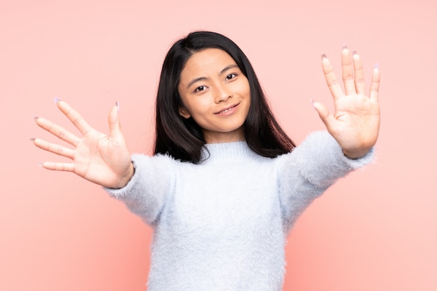 Donna cinese dell'adolescente isolata sul rosa