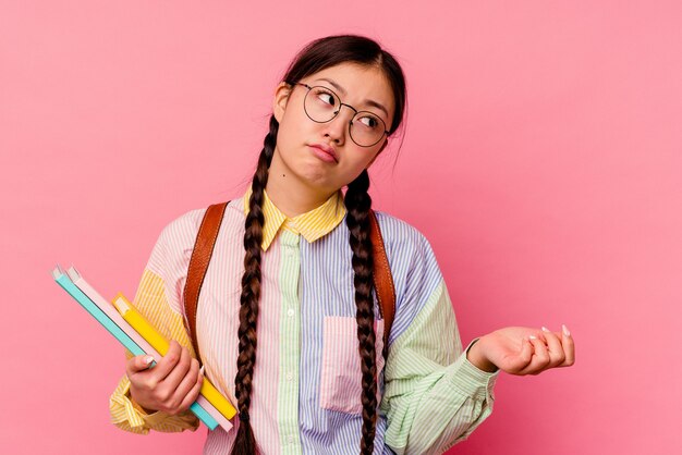 Donna cinese giovane studente isolata su sfondo rosa