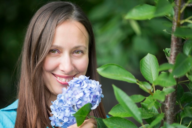 Donna comune con un fiore in giardino