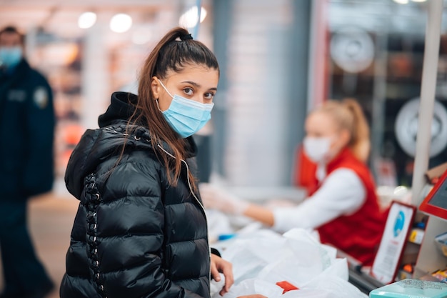 Donna con acquisto di maschere durante la pandemia di virus