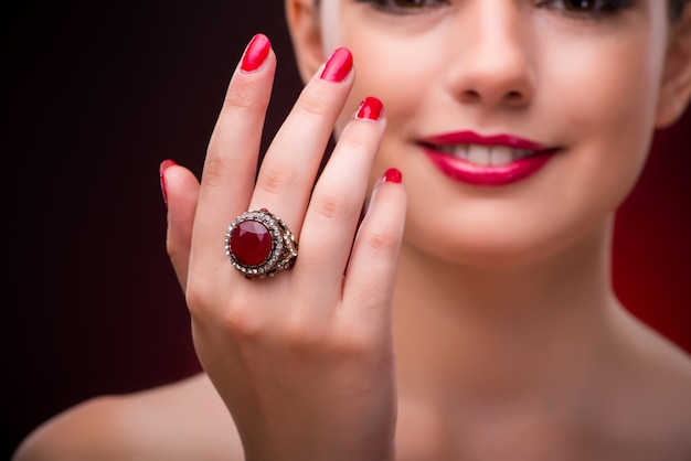 Donna con anello piacevole nel concetto di bellezza